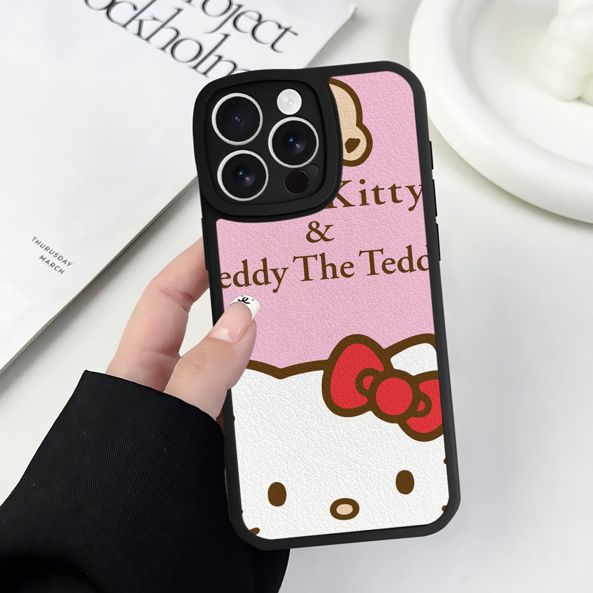 （画像用） Hello Kitty ハローキティ 【iPhone 16シリーズ対応】シリコンスマホケース（レザー調） 材質：シリコン